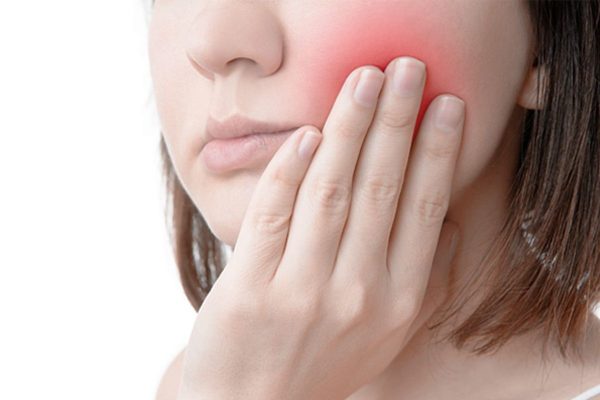 Răng đau nhức, lung lay, miệng có mùi hôi... là những biểu hiện thường gặp ở những người bị viêm tủy răng số 7