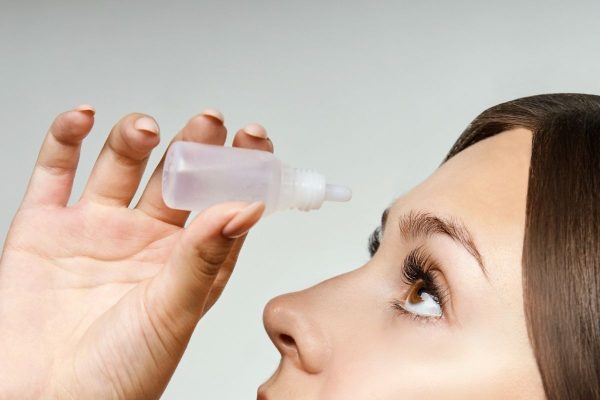 Nhỏ vệ sinh mắt thường xuyên tại nhà để làm giảm sưng, viêm..