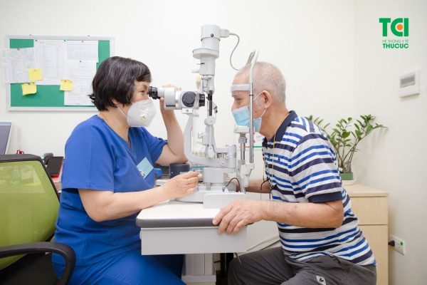 Khi phát hiện các biểu hiện bất thường ở mắt, người bệnh nên tới các cơ sở y tế để được thăm khám với bác sĩ chuyên khoa
