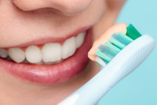 Vệ sinh răng miệng khoa học phòng ngừa viêm lợi trùm lên răng