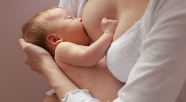 Để ngăn chặn nguy cơ tắc tia sữa sau sinh thì việc cho bé bú đúng cách là một trong những điều vô cùng quan trọng