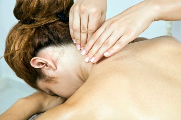 Massage vùng cổ giúp cải thiện thoái hóa đốt sống cổ gây mất ngủ