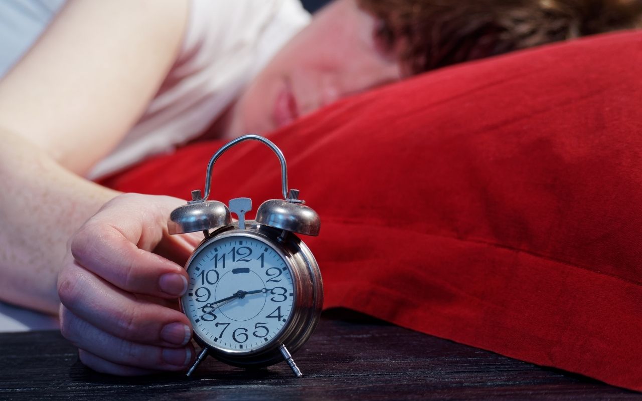 Có những liệu pháp thiền, yoga hoặc kỹ thuật thả lỏng giúp điều trị mất ngủ thường xuyên không?
