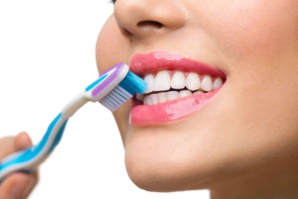 Vệ sinh răng miệng đúng cách là một trong những lưu ý sau khi bọc răng sứ giúp kéo dài tuổi thọ cho răng