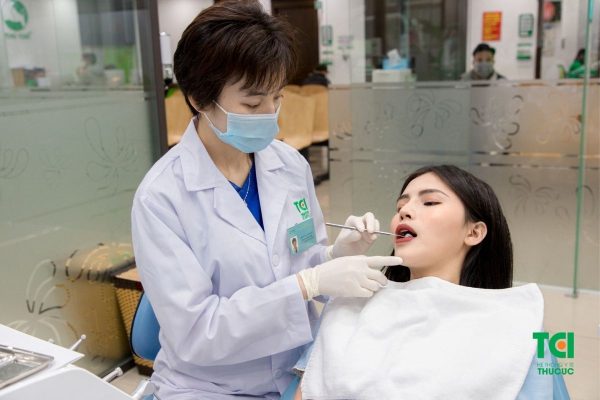 Lấy cao răng và thăm khám sức khỏe răng miệng thường xuyên để kéo dài tuổi thọ cho răng sứ