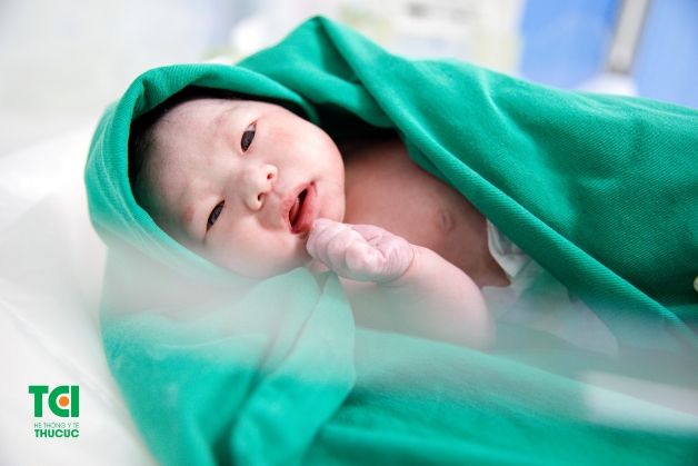 Giai đoạn đẻ thường này bắt đầu khi cổ tử cung giãn ra hoàn toàn tới mức 10cm và sẽ kết thúc khi em bé chào đời.
