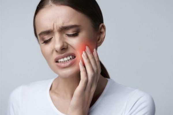 Răng khôn bị sâu nếu không điều trị kịp thời khiến bệnh tiến triển nặng và dẫn tới các biến chứng nguy hiểm