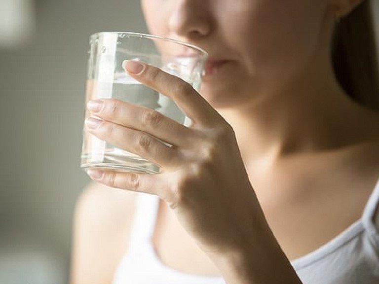 Uống nhiều nước sẽ giúp hạn chế tích tụ sỏi