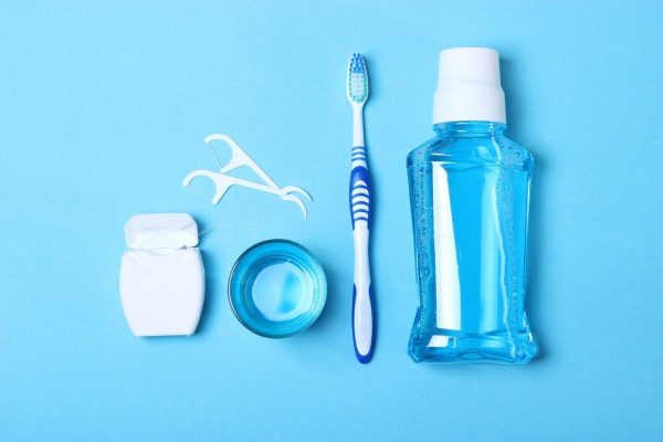 Sử dụng kết hợp bàn chải, chỉ tơ nha khoa, tăm nước và súc miệng để làm sạch răng miệng mỗi ngày