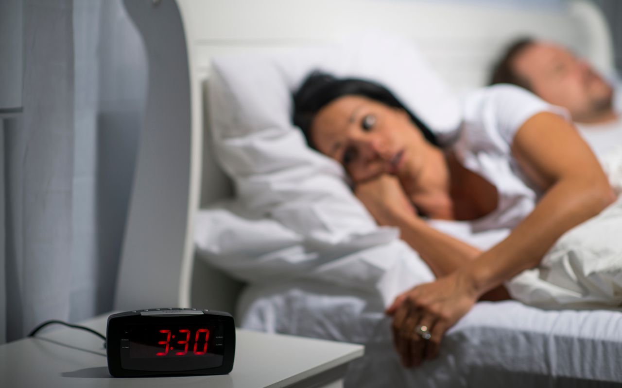 Có những biện pháp tự chăm sóc và điều trị nào để giảm thiểu tình trạng mất ngủ về đêm?
