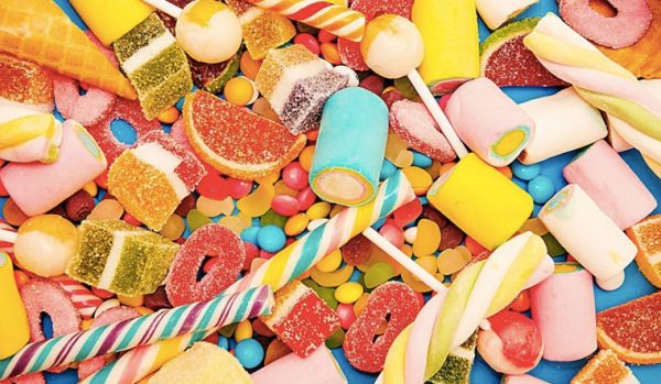 Viêm lợi kiêng ăn gì? Theo các bác sĩ, đồ ngọt là một trong những thủ phạm hàng đầu gây viêm lợi