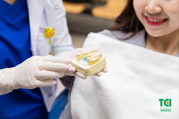 Bọc răng sứ mất bao nhiêu thời gian phụ thuộc vào nhiều yếu tố như tình trạng răng miệng, số răng phục hình, chất liệu chế tác...