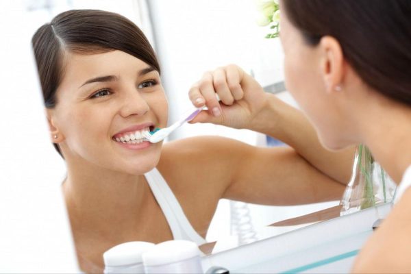 Vệ sinh răng miệng đều đặn mỗi ngày để ngăn vừa sưng, viêm nướu răng