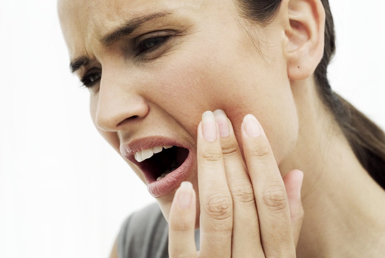 Có triệu chứng hay dấu hiệu nào cần chú ý khi tự chữa trị sâu răng lồi thịt tại nhà?
