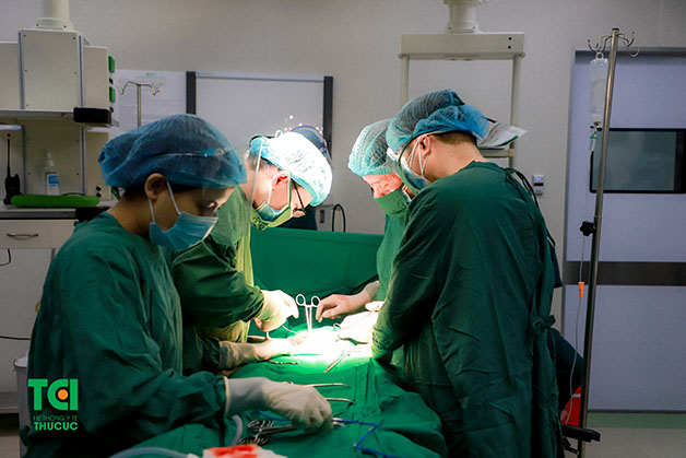 Các bác sĩ tiến hành mổ mở cắt tử cung hoàn toàn và hai phần phụ