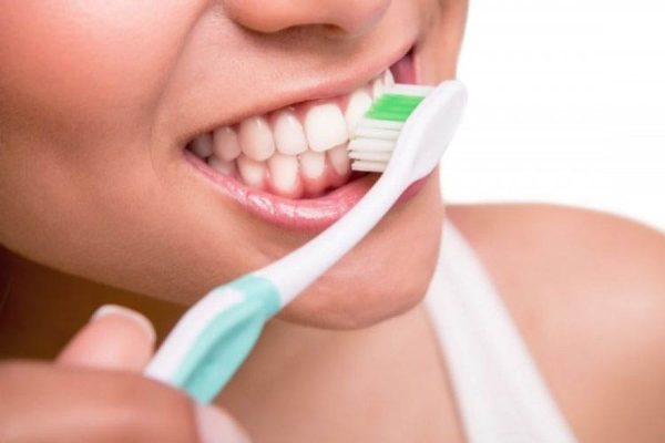 Đánh răng hằng ngày với tần suất từ 2-3 lần theo khuyến cáo của bác sĩ nha khoa