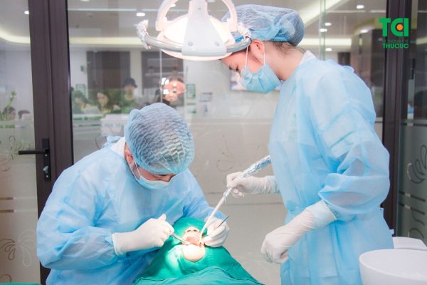 Quy trình cấy ghép Implant thường được thực hiện bởi bác sĩ có chuyên môn cao, tại nha khoa uy tín