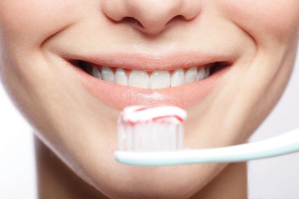 Vệ sinh răng miệng khoa học và tái khám định kỳ là cách chăm sóc răng sau khi cắm Implant được bác sĩ khuyến khích thực hiện