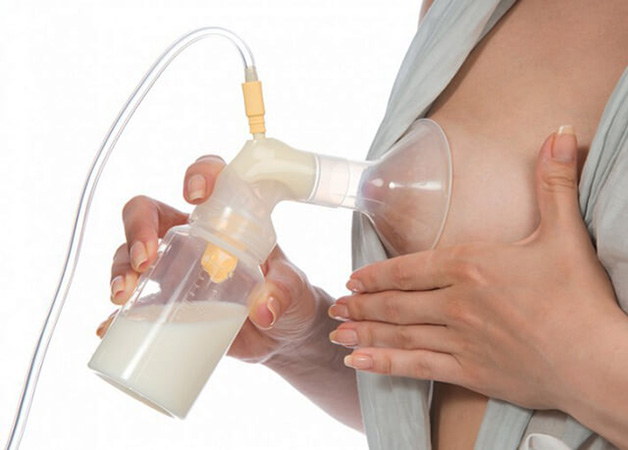 Các mẹ nên thường xuyên hút sữa, cho bé bú hết sữa trong bầu ngực để tránh sữa bị vón cục, gây tắc tia sữa