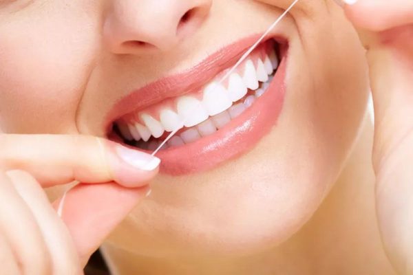 Vệ sinh răng miệng thường xuyên để ngăn ngừa sự tấn công của vi khuẩn và mảng bám, cao răng