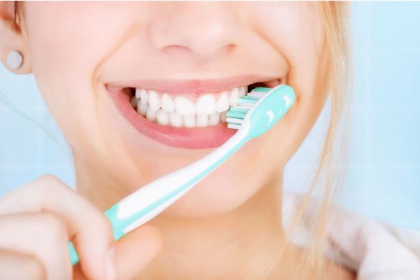 Chăm sóc răng miệng khoa học không chỉ ngăn ngừa tình trạng hôi miệng mà còn giúp bảo tồn và kéo dài tuổi thọ cho răng sứ
