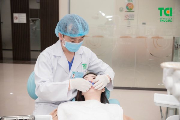 Quy trình dán sứ veneer cho răng cần được thực hiện bởi bác sĩ chuyên môn cao tại các cơ sở nha khoa uy tín 