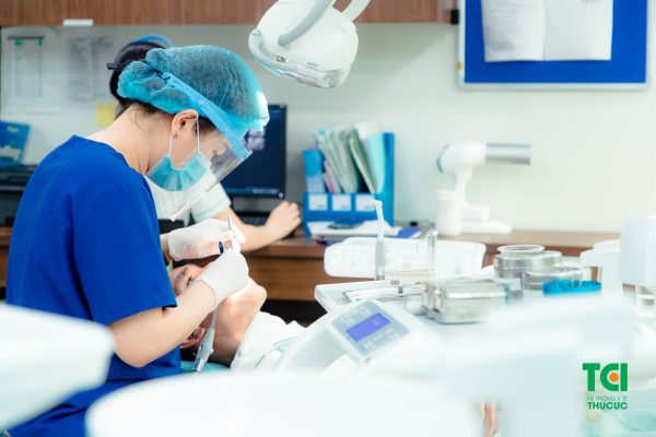 Kỹ thuật dán sứ cho răng thường được thực hiện tại nha khoa với các thiết bị hiện đại