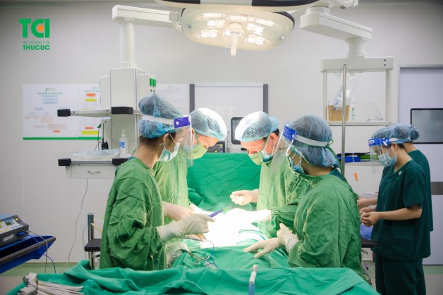phẫu thuật bóc tách u nang buồng trứng được thực hiện tại Bệnh viện Thu Cúc TCI