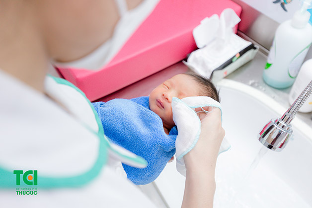 Sử dụng dịch vụ tắm bé tại nhà, các mẹ có thể yên tâm về vấn đề vệ sinh da của con cũng như nắm bắt kịp thời các vấn đề bệnh ngoài da của trẻ