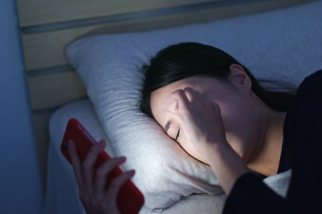 Cải thiện chứng mất ngủ về sáng bằng cách không sử dụng điện thoại khi tỉnh giấc.