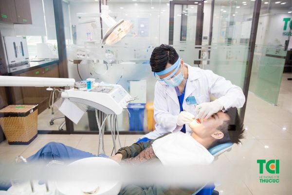 Thủ thuật lấy cao răng thường được thực hiện tại các cơ sở nha khoa với dụng cụ chuyên dụng