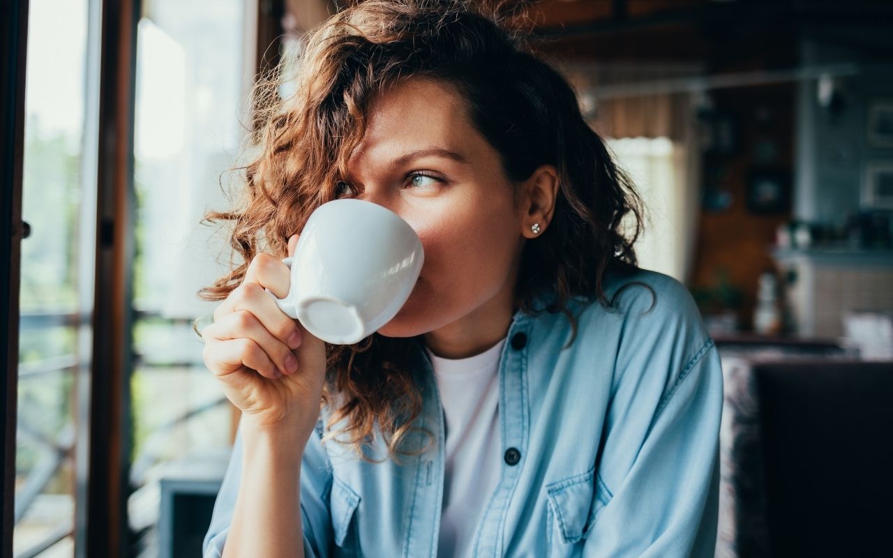 Những loại thức uống nào giúp dễ ngủ sau khi uống cà phê?
