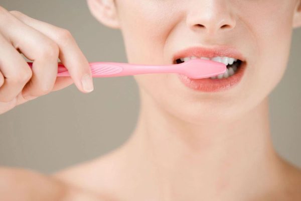 Vệ sinh răng miệng kém khoa học là một trong những nguyên nhân hình thành cao răng