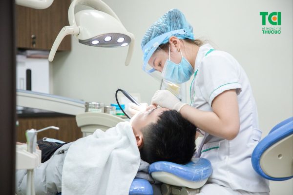 Lấy cao răng thường xuyên theo chỉ định của bác sĩ giúp làm sạch khoang miệng, bảo vệ sức khỏe hàm răng
