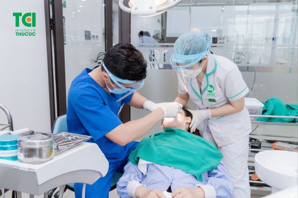 Điều trị hở lợi cần được thực hiện tại nha khoa uy tín để đảm bảo an toàn cho sức khỏe răng miệng