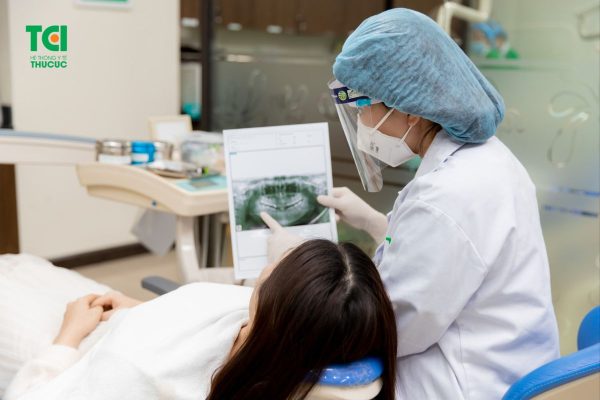 Thăm khám sức khỏe răng miệng định kỳ theo khuyến cáo của các bác sĩ nha khoa sau khi trồng Implant