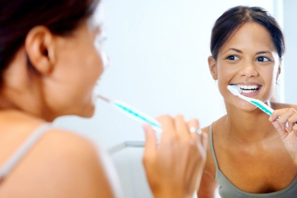 Chăm sóc răng miệng khoa học giúp kéo dài tuổi thọ của răng dán sứ