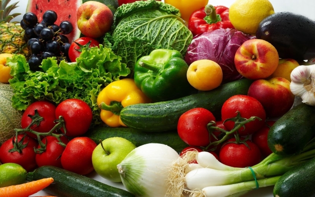 Mẹ nên thường xuyên bổ sung rau củ. trái cây vào thực đơn sau đẻ mổ
