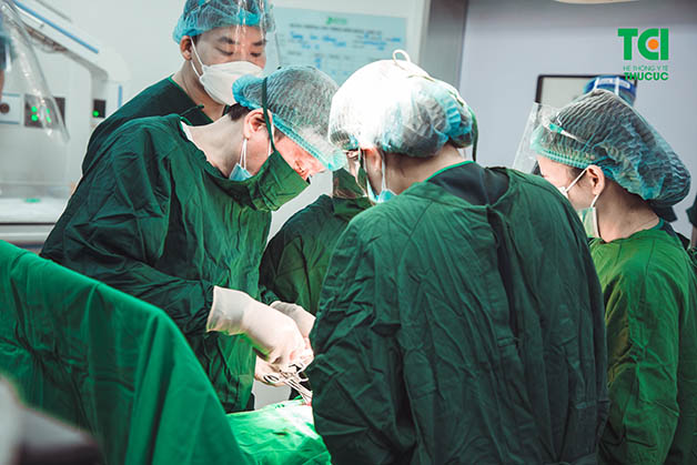 Bác sĩ CKII Nguyễn Văn Hà - Phó Giám đốc Bệnh viện ĐKQT Thu Cúc, Trưởng khoa Phụ sản trực tiếp tham gia ca phẫu thuật của chị Nhung