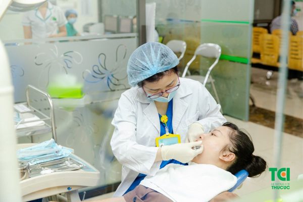 Ngăn ngừa hôi miệng và bảo vệ sức khỏe răng miệng bằng việc vệ sinh đúng cách, lấy cao răng và thăm khám nha khoa thường xuyên