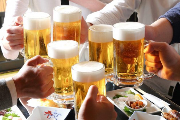 Uống bia, rượu nhiều là một trong những nguyên nhân gây ra bệnh hay quên ở người trẻ