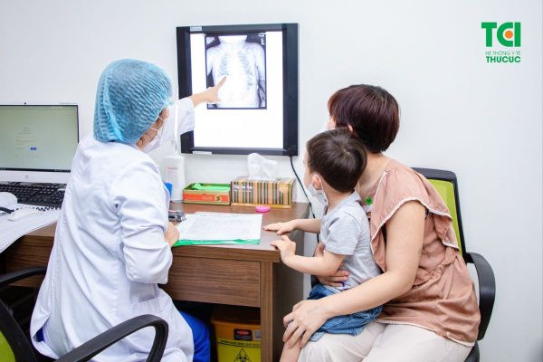 Cho trẻ uống thuốc điều trị cúm A theo chỉ định của bác sĩ sau khi đã thăm khám, xét nghiệm kỹ lưỡng