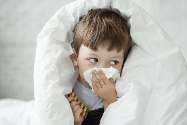 Trẻ em là đối tượng nguy cơ cao mắc cúm A với các triệu chứng thường gặp như ho, sốt, sổ mũi, đau họng...