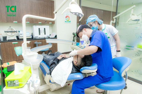 Quy trình bọc sứ cho răng thường được thực hiện tại nha khoa với trang thiết bị hiện đại