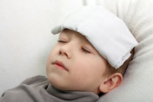 Các triệu chứng sau khi tiêm vắc xin cúm - Nếu trẻ sốt thì nên theo dõi và lau người bằng nước ấm, chườm khăm mặt ấm lên trán