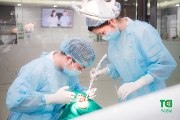 Trồng Implant cho răng nên được thực hiện tại cơ sở nha khoa uy tín để đảm bảo an toàn đối với sức khỏe răng miệng