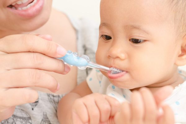Vệ sinh miệng cho bé bằng việc sử dụng gạc hoặc vải mềm hoặc bàn chải dành riêng cho bé