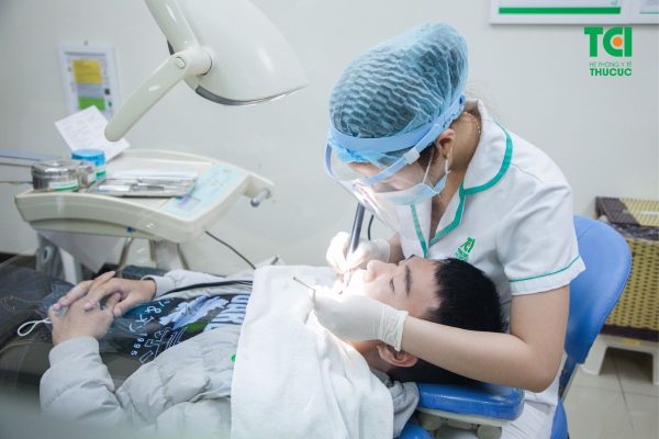 Thăm khám sức khỏe răng miệng định kỳ với bác sĩ nha khoa để kiểm soát tình trạng răng bọc sứ