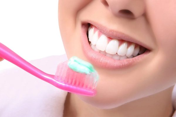 Vệ sinh răng miệng sạch sẽ để chăm sóc răng sau khi bọc sứ khoa học