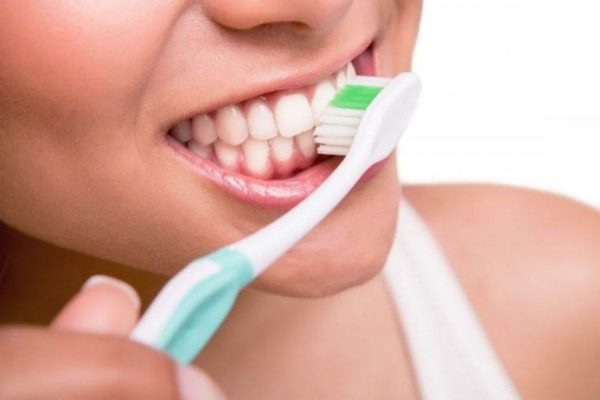 Chăm sóc răng sau khi trồng implant đúng cách có thể kéo dài tuổi thọ cho răng
